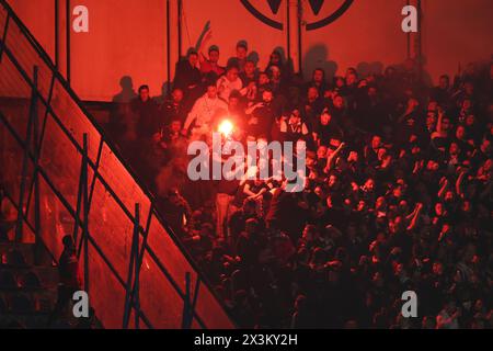 Istanbul, Türkei. April 2024. Istanbul, Türkei, 27. April 2024: Besiktas-Fans beim türkischen Super League-Fußballspiel zwischen Fenerbahce und Besiktas im Ulker-Stadion, Türkei. (EO/SPP) Credit: SPP Sport Press Photo. /Alamy Live News Stockfoto