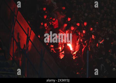 Istanbul, Türkei. April 2024. Istanbul, Türkei, 27. April 2024: Besiktas-Fans beim türkischen Super League-Fußballspiel zwischen Fenerbahce und Besiktas im Ulker-Stadion, Türkei. (EO/SPP) Credit: SPP Sport Press Photo. /Alamy Live News Stockfoto