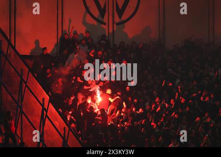 Istanbul, Türkei. April 2024. Istanbul, Türkei, 27. April 2024: Besiktas-Fans beim türkischen Super League-Fußballspiel zwischen Fenerbahce und Besiktas im Ulker-Stadion, Türkei. (EO/SPP) Credit: SPP Sport Press Photo. /Alamy Live News Stockfoto