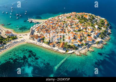 Aus der Vogelperspektive auf die malerische Stadt Primosten, Adria, Kroatien Stockfoto