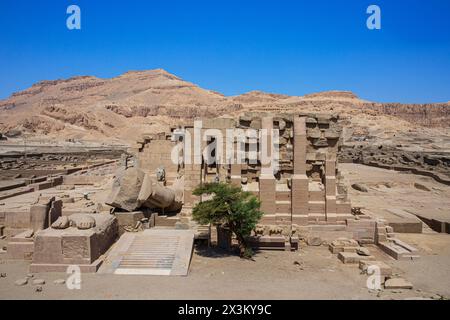 Panoramablick über das Ramesseum am Westufer von Luxor, Ägypten Stockfoto