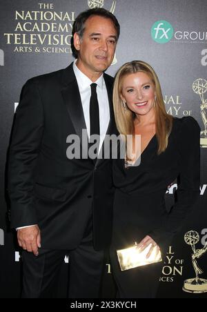 Beverly Hills, USA. April 2024. Die Soap-Stars Cady McClain und Jon Lindstrom haben angekündigt, dass sie sich nach 10 Jahren Ehe trennen. -------------------------------------------------------------------------------- Jon Lindstrom & Cady McClain 41. Jährliche Daytime Emmy Awards - Ankunft - am 22. Juni 2014 im Beverly Hilton Hotel Hotel. © Steven Bergman/AFF-USA.COM Credit: AFF/Alamy Live News Stockfoto