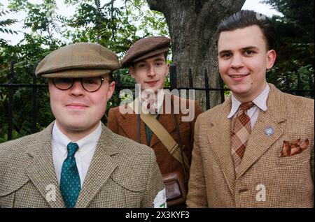 Farringdon, London, Großbritannien. April 2024. Die Fahrer nehmen am Tweed Run 2024 Teil. Quelle: Matthew Chattle/Alamy Live News Stockfoto