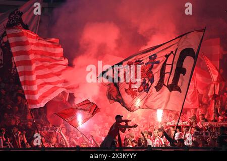 Gelsenkirchen, Deutschland. April 2024. Fussball 2. Bundesliga 31. Spieltag FC Schalke 04 - Fortuna Düsseldorf am 27.04.2024 in der Veltins Arena in Gelsenkirchen Düsseldorfer Fans zuenden Bengalos/Pyro/Pyrotechnik/Leuchtkoerper/Rauchbomben im Fanblock DFL-Vorschriften verbieten jede Verwendung von Fotografien als Bildsequenzen und/oder Quasi-Video. Foto: Revierfoto Credit: ddp Media GmbH/Alamy Live News Stockfoto