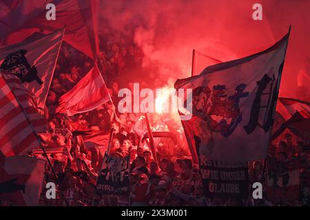 Gelsenkirchen, Deutschland. April 2024. Fussball 2. Bundesliga 31. Spieltag FC Schalke 04 - Fortuna Düsseldorf am 27.04.2024 in der Veltins Arena in Gelsenkirchen Düsseldorfer Fans zuenden Bengalos/Pyro/Pyrotechnik/Leuchtkoerper/Rauchbomben im Fanblock DFL-Vorschriften verbieten jede Verwendung von Fotografien als Bildsequenzen und/oder Quasi-Video. Foto: Revierfoto Credit: ddp Media GmbH/Alamy Live News Stockfoto