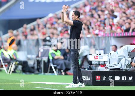 Fußball 1. Bundesliga 31. Spieltag FC Bayern München - Eintracht Frankfurt am 27.04.2024 in der Allianz Arena in München Dino Toppmoeller ( Trainer/Cheftrainer Frankfurt ) DFL-Vorschriften verbieten die Verwendung von Fotografien als Bildsequenzen und/oder Quasi-Video. Foto: Revierfoto Credit: ddp Media GmbH/Alamy Live News Stockfoto