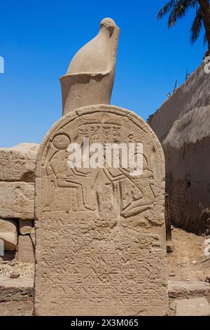 Eine Stele, die den ägyptischen Pharao Seti I darstellt, der dem Khonsu eine Opfergabe im Leichentempel von Seti auf der Westbank von Luxor, Ägypten, darbringt Stockfoto