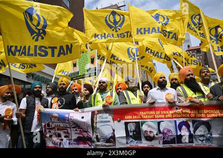 Die Teilnehmer marschieren am 27. April 2024 in New York City an der Sikh-Day-Parade der Sikh Cultural Society. Stockfoto