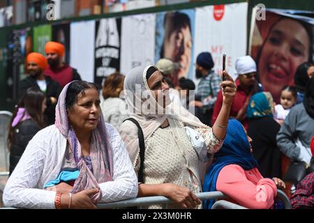 Die Teilnehmer marschieren am 27. April 2024 in New York City an der Sikh-Day-Parade der Sikh Cultural Society. Stockfoto