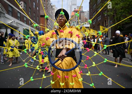 Die Teilnehmer marschieren am 27. April 2024 in New York City an der Sikh-Day-Parade der Sikh Cultural Society. Stockfoto