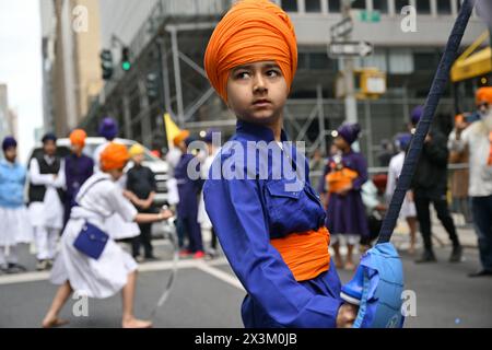 Die Teilnehmer marschieren am 27. April 2024 in New York City an der Sikh-Day-Parade der Sikh Cultural Society. Stockfoto