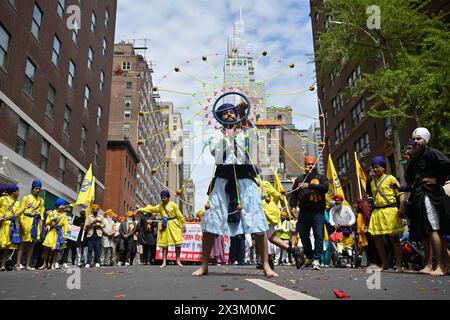 Die Teilnehmer marschieren am 27. April 2024 in New York City an der Sikh-Day-Parade der Sikh Cultural Society. Stockfoto