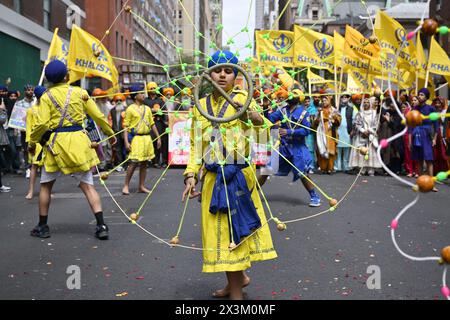 Die Teilnehmer marschieren am 27. April 2024 in New York City an der Sikh-Day-Parade der Sikh Cultural Society. Stockfoto