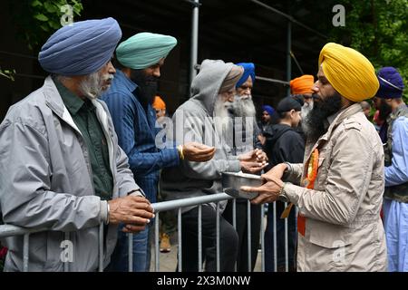 Die Teilnehmer marschieren am 27. April 2024 in New York City an der Sikh-Day-Parade der Sikh Cultural Society. Stockfoto