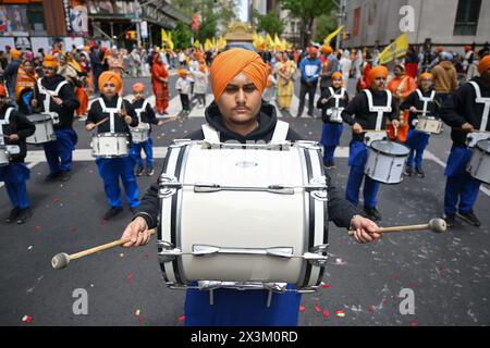 Die Teilnehmer marschieren am 27. April 2024 in New York City an der Sikh-Day-Parade der Sikh Cultural Society. Stockfoto