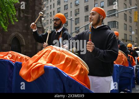 Die Teilnehmer marschieren am 27. April 2024 in New York City an der Sikh-Day-Parade der Sikh Cultural Society. Stockfoto