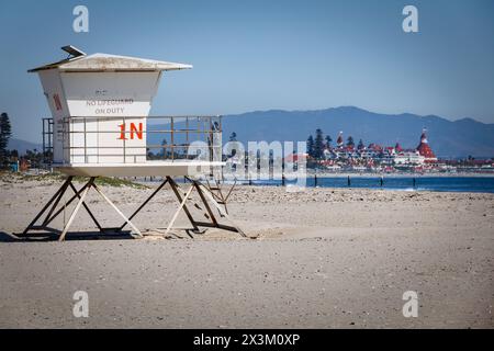 Eine geschlossene Rettungswache befindet sich am Strand in Coronado, Kalifornien. Stockfoto