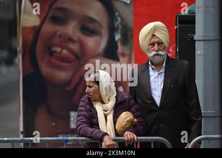 Die Teilnehmer marschieren am 27. April 2024 in New York City an der Sikh-Day-Parade der Sikh Cultural Society. Stockfoto