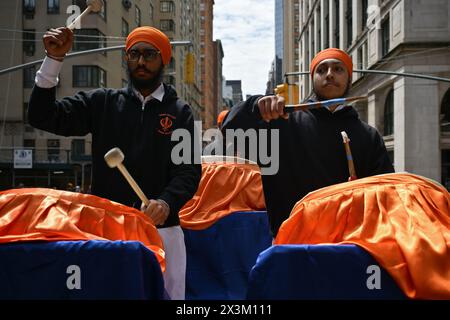 Die Teilnehmer marschieren am 27. April 2024 in New York City an der Sikh-Day-Parade der Sikh Cultural Society. Stockfoto