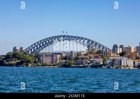Sydney Harbour Bridge von Cremorne aus gesehen, mit Kirribilli Vorort, Blick über den Hafen von Sydney am sonnigen Herbsttag, Sydney, NSW, Australien, 2024 Stockfoto