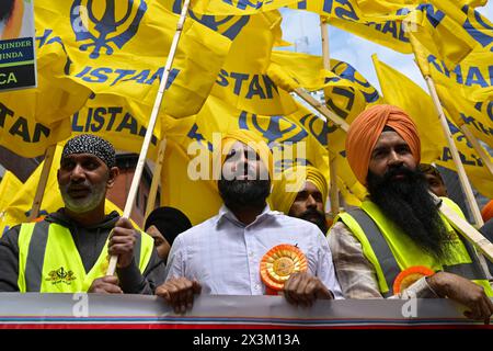 Die Teilnehmer marschieren am 27. April 2024 in New York City an der Sikh-Day-Parade der Sikh Cultural Society. Stockfoto