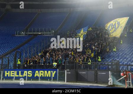 Rom, Latium. April 2024. Verona Fans beim Spiel der Serie A zwischen Lazio und Hellas Verona im Olympiastadion, Italien, 27. April 2024. Quelle: massimo insabato/Alamy Live News Stockfoto