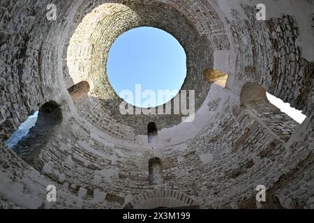 Altes römisches Wahrzeichen Vestibüle im alten Stadtzentrum von Split, Kroatien. Stockfoto