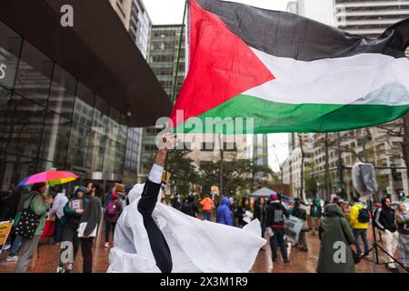 Seattle, USA. April 2024. Labor for Ceasefire Rally im Bundesgebäude im Herzen des Geschäftsviertels in der Innenstadt. Mehrere hundert Arbeiteraktivisten versammelten sich, um die Militärhilfe der USA für Israel und keine Eskalation der USA im Nahen Osten zu beenden. Aktivisten haben sich auf der ganzen Welt versammelt, um einen sofortigen Waffenstillstand in Gaza zu fordern. Nach dem anhaltenden Konflikt fanden weltweit Kundgebungen und Proteste statt. Quelle: James Anderson/Alamy Live News Stockfoto