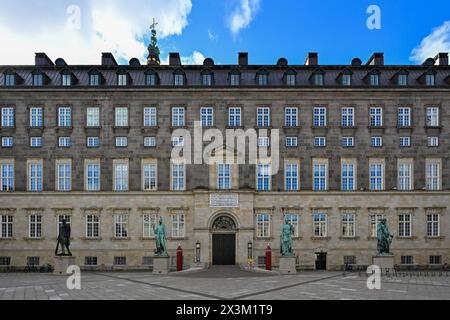 Kopenhagen, Dänemark - 18. Juli 2023: Schloss Christiansborg am sonnigen Sommertag, Kopenhagen, Dänemark Stockfoto