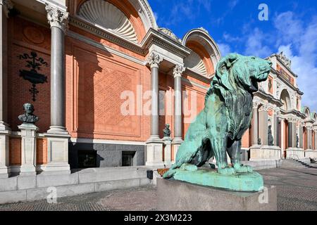 Kopenhagen, Dänemark - 18. Juli 2023: NY Carlsberg Glyptotek-Gebäude am Abend in Kopenhagen, Dänemark. Stockfoto