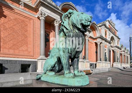 Kopenhagen, Dänemark - 18. Juli 2023: NY Carlsberg Glyptotek-Gebäude am Abend in Kopenhagen, Dänemark. Stockfoto