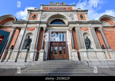 Kopenhagen, Dänemark - 18. Juli 2023: NY Carlsberg Glyptotek-Gebäude am Abend in Kopenhagen, Dänemark. Stockfoto