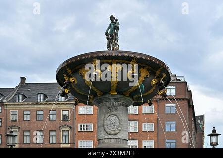 Kopenhagen, Dänemark - 17. Juli 2023: Caritasbrunnen am Gammeltorv in Kopenhagen, Dänemark Stockfoto