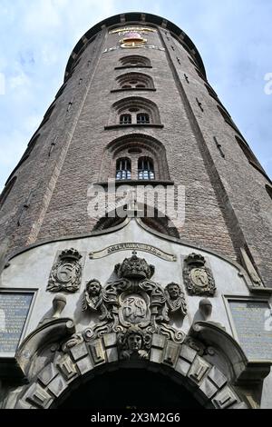 Kopenhagen, Dänemark - 17. Juli 2023: Der Rundturm ist ein Turm aus dem 17. Jahrhundert in Kopenhagen, Dänemark, eines der vielen architektonischen Projekte von Christia Stockfoto