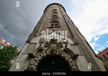 Kopenhagen, Dänemark - 17. Juli 2023: Der Rundturm ist ein Turm aus dem 17. Jahrhundert in Kopenhagen, Dänemark, eines der vielen architektonischen Projekte von Christia Stockfoto