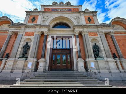 Kopenhagen, Dänemark - 17. Juli 2023: NY Carlsberg Glyptotek Gebäude am Abend in Kopenhagen, Dänemark. Stockfoto