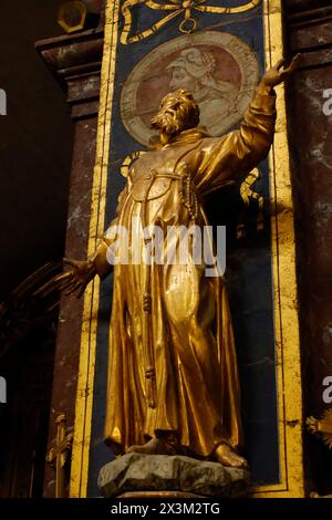 Statue des Heiligen Franz von Assisi im 17. Jahrhundert Collégiale Notre-Dame-des-Anges, Isle-sur-la-Sorgue, Provence, Frankreich Stockfoto