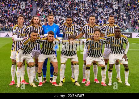 Turin, Italie. April 2024. Team von Juventus FC während des italienischen Meisterschaftsspiels Serie A zwischen Juventus FC und AC Milan am 27. April 2024 im Allianz Stadium in Turin, Italien - Foto Morgese-Rossini/DPPI Credit: DPPI Media/Alamy Live News Stockfoto