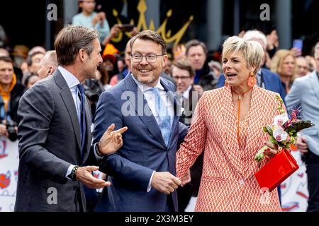 Emmen, Niederlande. April 2024. EMMEN - König Willem-Alexander, Königin Maxima, Prinzessin Amalia, Prinzessin Alexia und Prinzessin Ariane feiern den 57. Geburtstag des Königs während der Königstagsfeier am 27. April 2024. Quelle: Patrick van Katwijk/dpa/Alamy Live News Stockfoto