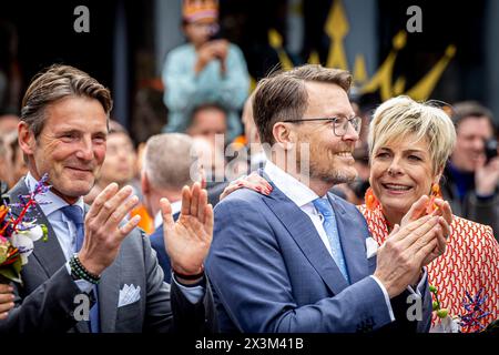 Emmen, Niederlande. April 2024. EMMEN - König Willem-Alexander, Königin Maxima, Prinzessin Amalia, Prinzessin Alexia und Prinzessin Ariane feiern den 57. Geburtstag des Königs während der Königstagsfeier am 27. April 2024. Quelle: Patrick van Katwijk/dpa/Alamy Live News Stockfoto