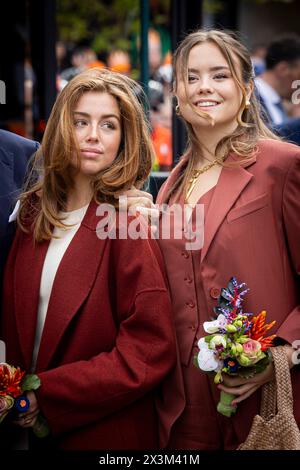 Emmen, Niederlande. April 2024. EMMEN - König Willem-Alexander, Königin Maxima, Prinzessin Amalia, Prinzessin Alexia und Prinzessin Ariane feiern den 57. Geburtstag des Königs während der Königstagsfeier am 27. April 2024. Quelle: Patrick van Katwijk/dpa/Alamy Live News Stockfoto