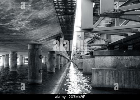 Blick auf das Wasser unter Brücken Stockfoto