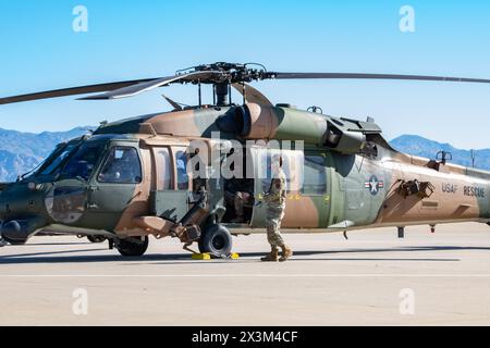 Staff-Sgt. Justin Krigbaum, Leiter der Rettungsmannschaft der 943d Maintenance Squadron, bereitet am 7. April 2024 einen HH-60G Pave Hawk Hubschrauber für eine Routineübungsmission auf der Fluglinie auf der Luftwaffenbasis Davis-Monthan in Arizona vor. Dieser Pave Hawk, der der 305th Rescue Squadron der 943d Rescue Group zugewiesen wurde, hat ein zweifarbiges Tarnmuster, bestehend aus braunen Grün- und Brauntönen, als Teil eines Restaurierungsprojekts, das die Geschichte der Luftwaffe während des Vietnamkriegs würdigt. Die 943d RQG ist eine geografisch getrennte Einheit vom 920th Rescue Wing auf der Patrick Space Force Base in Florida Stockfoto