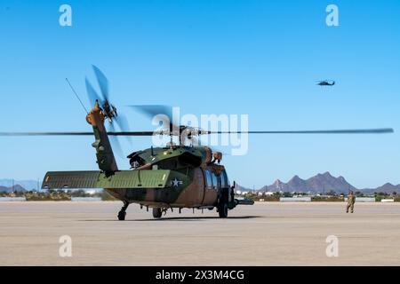 Staff-Sgt. Justin Krigbaum, Leiter der Rettungsmannschaft der 943d Maintenance Squadron, führt während einer Routineübungsmission am 7. April 2024 einen rollenden HH-60G Pave Hawk Hubschrauber auf der Fluglinie auf der Davis-Monthan Air Force Base in Arizona. Dieser Pave Hawk, der der 305th Rescue Squadron der 943d Rescue Group zugewiesen wurde, hat ein zweifarbiges Tarnmuster, bestehend aus braunen Grün- und Brauntönen, als Teil eines Restaurierungsprojekts, das die Geschichte der Luftwaffe während des Vietnamkriegs würdigt. Die 943d RQG ist eine geografisch getrennte Einheit vom 920. Rettungsflügel der Patrick Space Force Base. Stockfoto