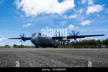 Eine C-130 Hercules der U.S. Air Force aus Yokota Air Base, Japan, trifft am Tinian International Airport ein, um während der Reaggregationsphase der Übung Agile Reaper 24-1 auf Tinian Spoke, Nördliche Marianen-Inseln, am 17. April 2024 Service-Mitglieder und Fracht zurück zur Andersen Air Force Base, Guam, zu transportieren. Rund 800 US-Luftwaffe flogen, warteten und unterstützten 29 Flugzeuge, die an fünf aufgeschlüsselten Standorten während der AR 24-1 operierten. Bei der Übung wurden kampfrepräsentative Rollen und Prozesse eingesetzt, um bewusst alle Teilnehmer als Trainingspersonal anzusprechen und die Capabili der Truppe zu betonen Stockfoto