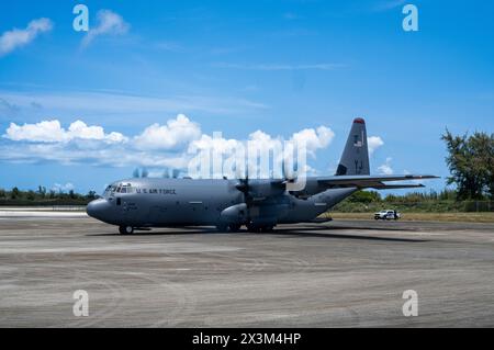 Eine C-130 Hercules der U.S. Air Force aus Yokota Air Base, Japan, trifft am Tinian International Airport ein, um während der Reaggregationsphase der Übung Agile Reaper 24-1 auf Tinian Spoke, Nördliche Marianen-Inseln, am 17. April 2024 Service-Mitglieder und Fracht zurück zur Andersen Air Force Base, Guam, zu transportieren. Rund 800 US-Luftwaffe flogen, warteten und unterstützten 29 Flugzeuge, die an fünf aufgeschlüsselten Standorten während der AR 24-1 operierten. Bei der Übung wurden kampfrepräsentative Rollen und Prozesse eingesetzt, um bewusst alle Teilnehmer als Trainingspersonal anzusprechen und die Capabili der Truppe zu betonen Stockfoto