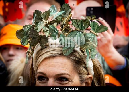 Emmen, Niederlande. April 2024. EMMEN - König Willem-Alexander, Königin Maxima, Prinzessin Amalia, Prinzessin Alexia und Prinzessin Ariane feiern den 57. Geburtstag des Königs während der Königstagsfeier am 27. April 2024. Quelle: Patrick van Katwijk/dpa/Alamy Live News Stockfoto