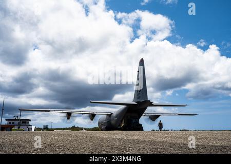 Eine C-130 Hercules der U.S. Air Force aus Yokota Air Base, Japan, bereitet sich auf den Start vor, um während der Reaggregationsphase der Übung Agile Reaper 24-1 auf Tinian Spoke, Nördliche Marianen-Inseln, am 17. April 2024 Dienstmitglieder und Fracht zurück zur Andersen Air Force Base, Guam, zu transportieren. AR 24-1 ist ein Projekt des 3. Air Expeditionary Wing, bestehend aus mehreren Einheiten aus JBER, Eielson Air Force Base, Alaska, Yokota ab und Joint Base Pearl Harbor-Hickam, Hawaii Stockfoto