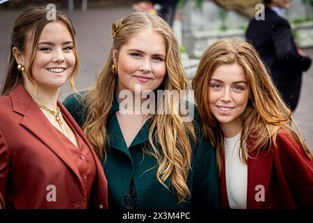 Emmen, Niederlande. April 2024. EMMEN - König Willem-Alexander, Königin Maxima, Prinzessin Amalia, Prinzessin Alexia und Prinzessin Ariane feiern den 57. Geburtstag des Königs während der Königstagsfeier am 27. April 2024. Quelle: Patrick van Katwijk/dpa/Alamy Live News Stockfoto