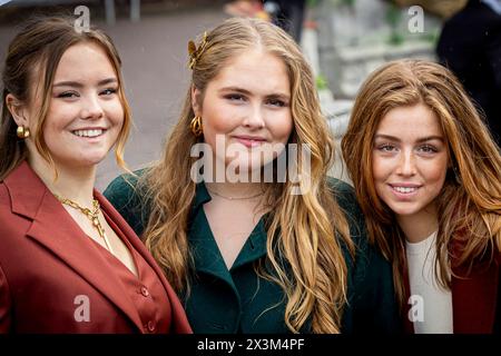 Emmen, Niederlande. April 2024. EMMEN - König Willem-Alexander, Königin Maxima, Prinzessin Amalia, Prinzessin Alexia und Prinzessin Ariane feiern den 57. Geburtstag des Königs während der Königstagsfeier am 27. April 2024. Quelle: Patrick van Katwijk/dpa/Alamy Live News Stockfoto